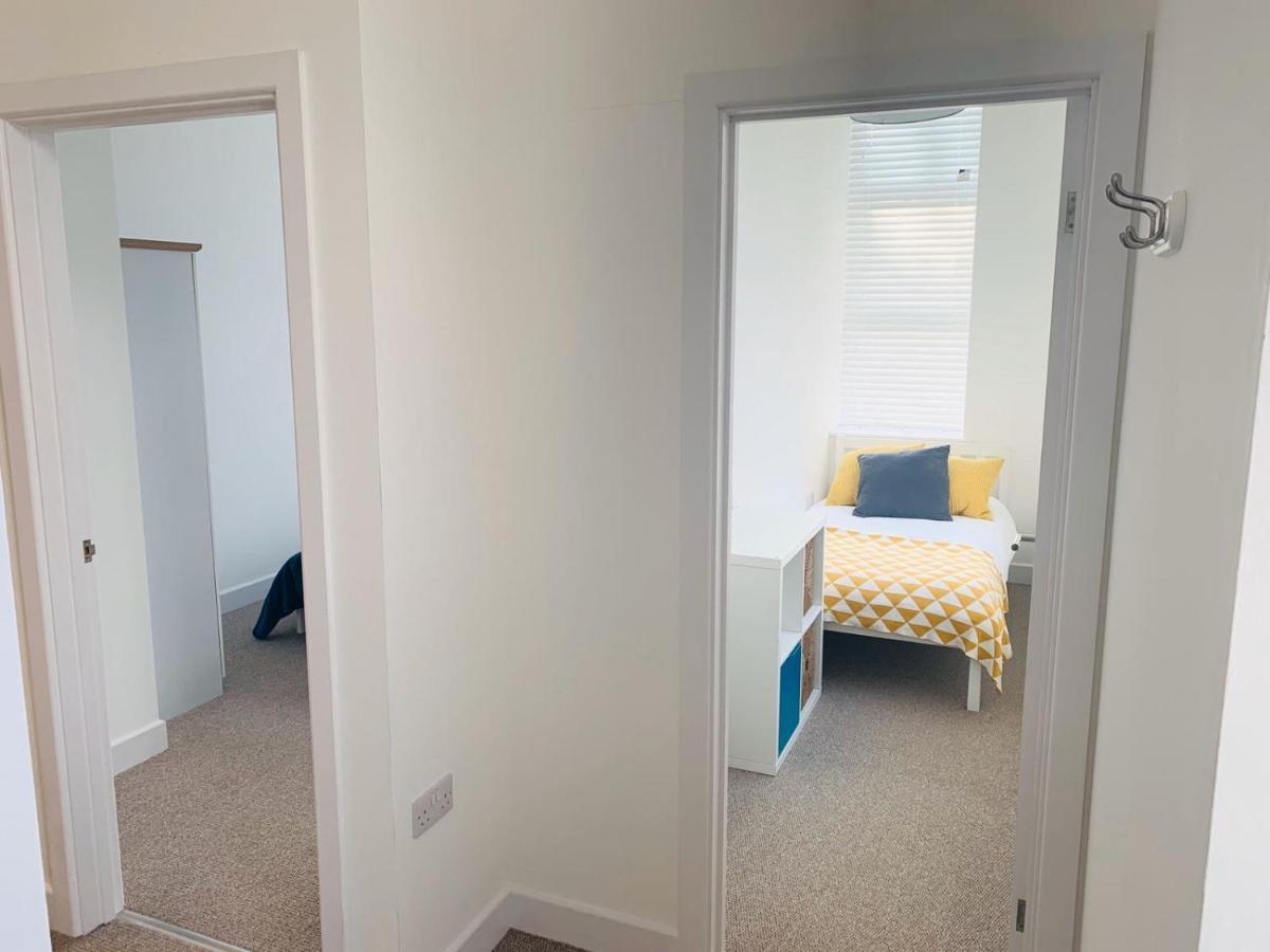 Ferry House Apartment เพมโบรคด็อค ภายนอก รูปภาพ
