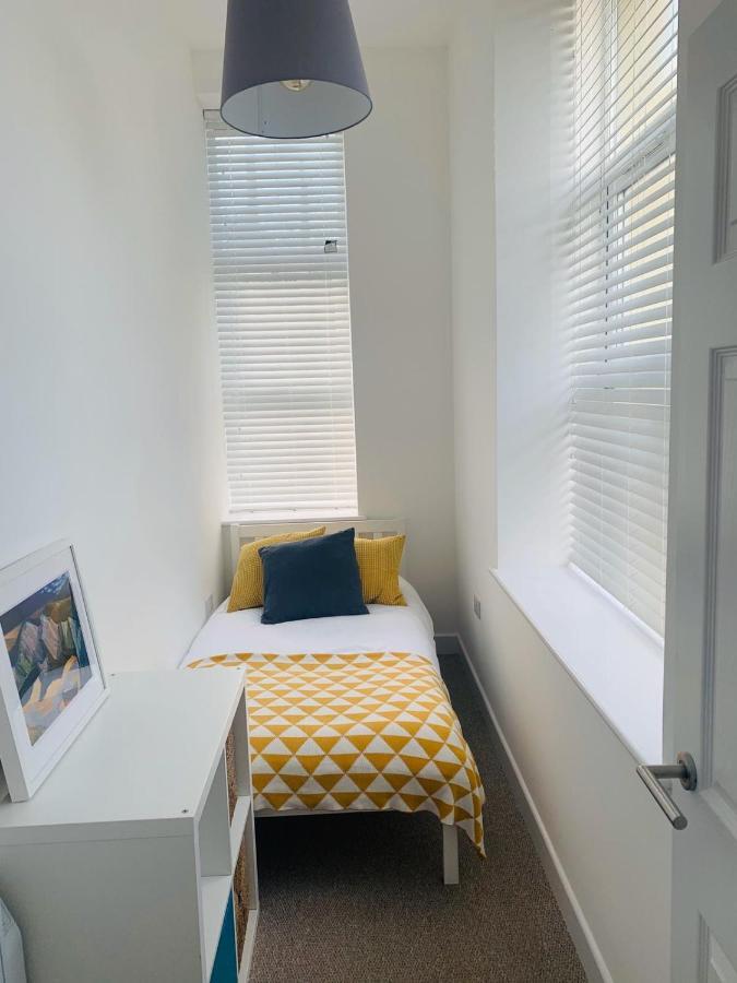 Ferry House Apartment เพมโบรคด็อค ภายนอก รูปภาพ