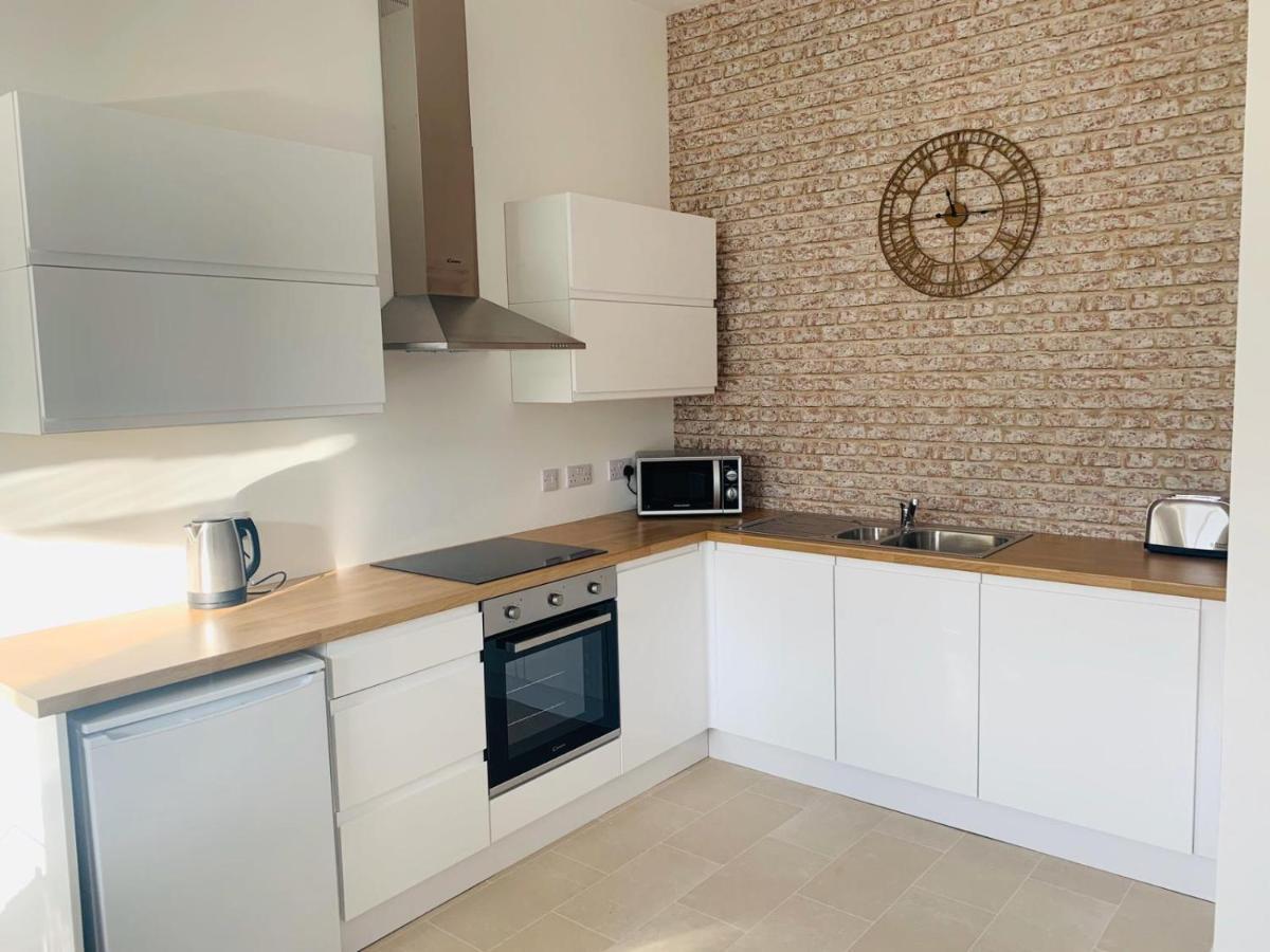 Ferry House Apartment เพมโบรคด็อค ภายนอก รูปภาพ