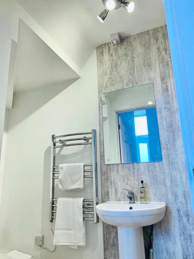 Ferry House Apartment เพมโบรคด็อค ภายนอก รูปภาพ